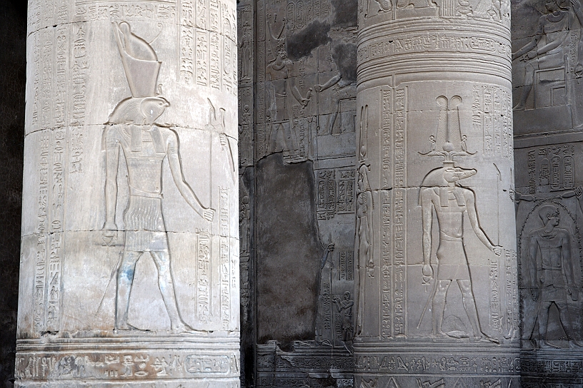 58 MAK_6379.jpg - Ancora il dio Horus e il dio coccodrillo Sobek.